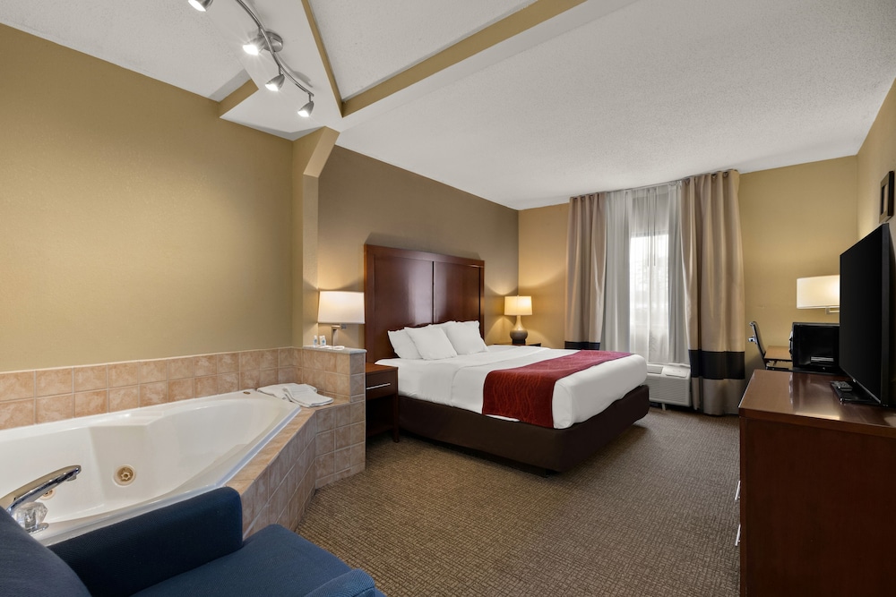 Room, 1 King Bed, Non Smoking, Jetted Tub - Photo 1