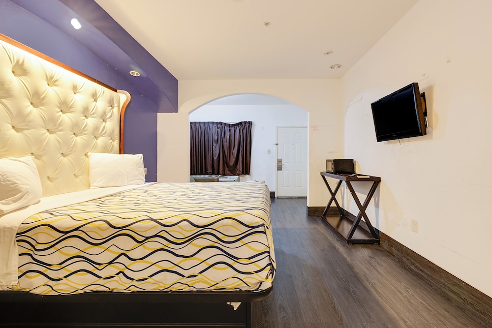 King Bed Smoking with Kitchenette - Photo 4