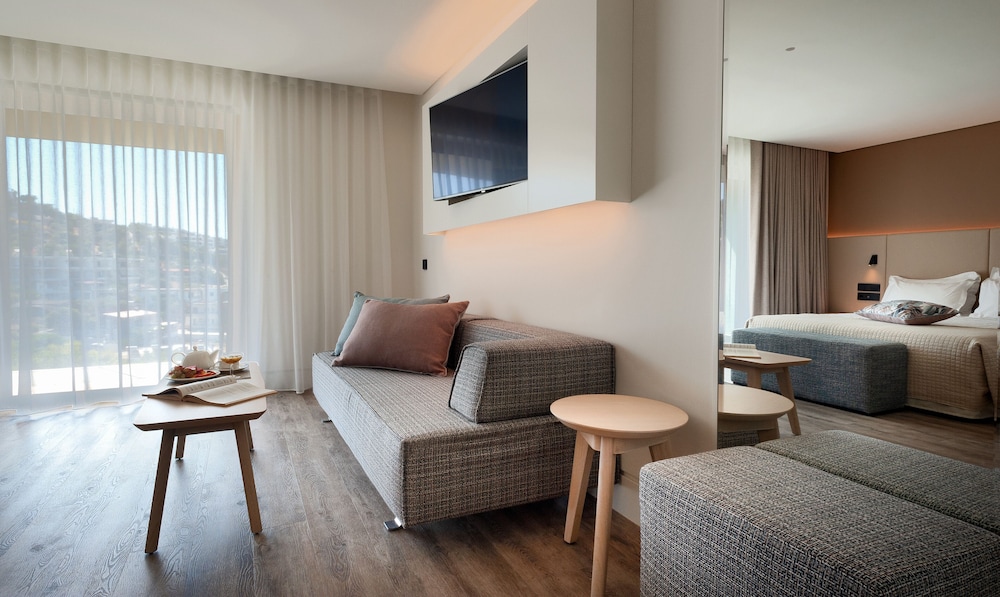 Superior Room (2 adults + 1 child) - Photo 5