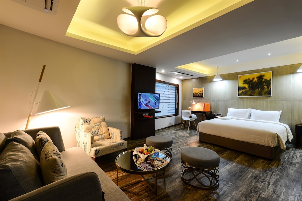 Suite, 1 Queen Bed, Smoking photo 2