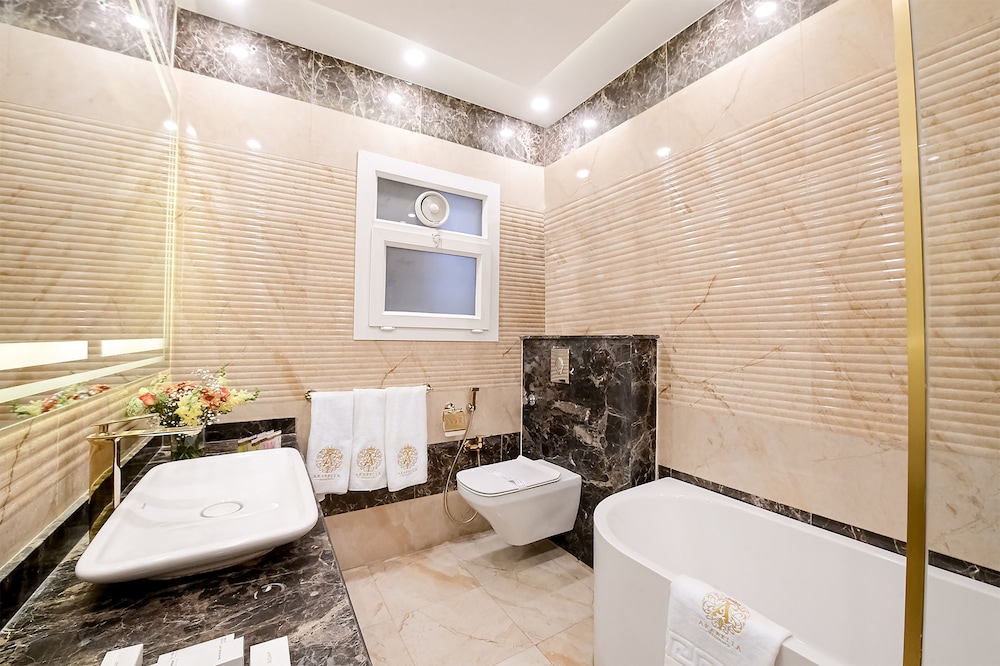Premium Double Room, 1 King Bed, Non Smoking, Hot Tub photo 2