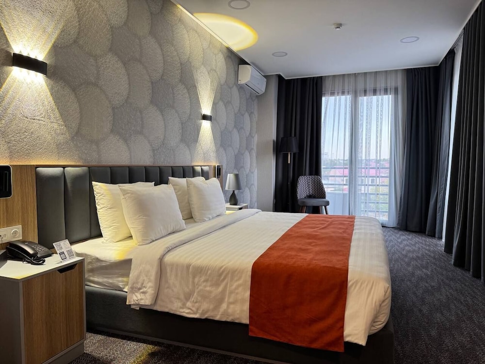 Basic Suite, 1 King Bed photo 3