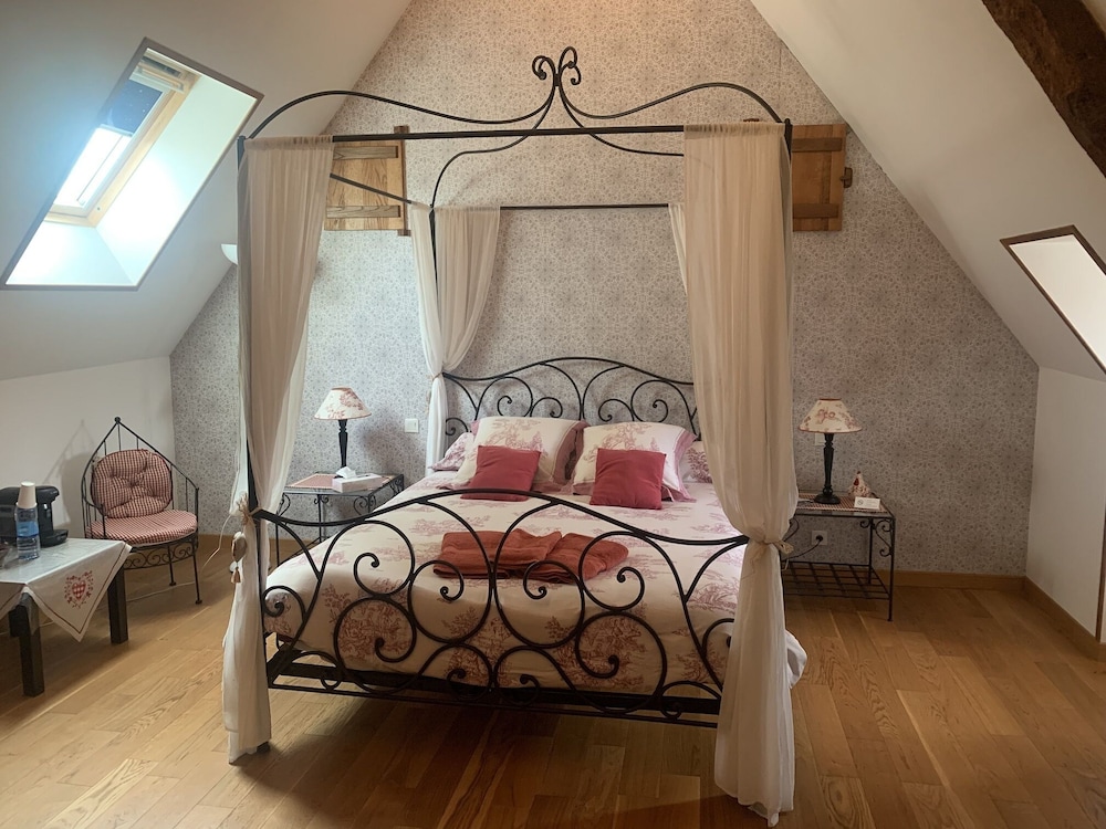 Superior Double Room, Ensuite, Garden View (Chambre Baldaquin)