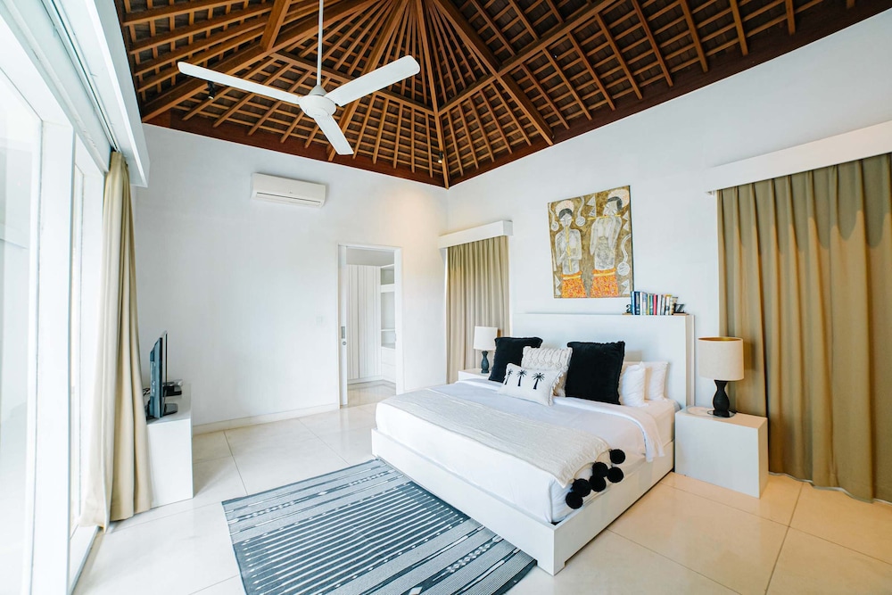 Deluxe Villa, 3 Bedrooms, Ensuite, Pool View photo 3