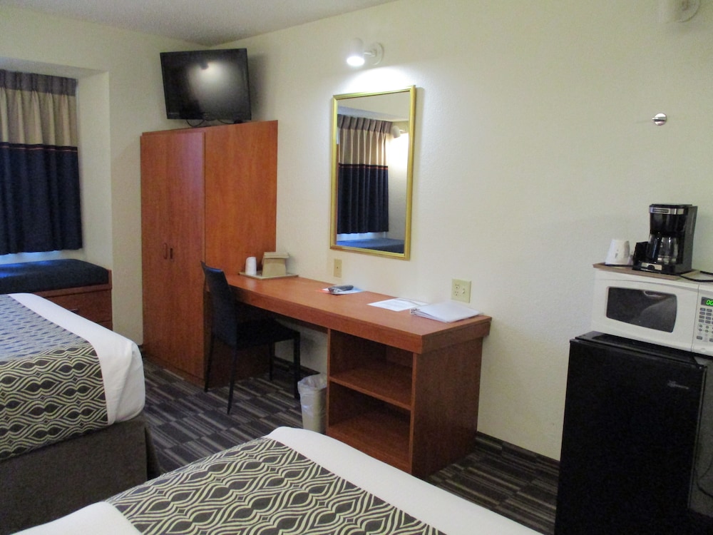 Standard Room, 2 Queen Beds - Photo 5