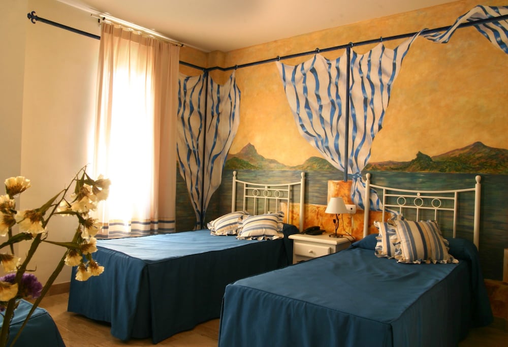 Twin Room - Photo 5