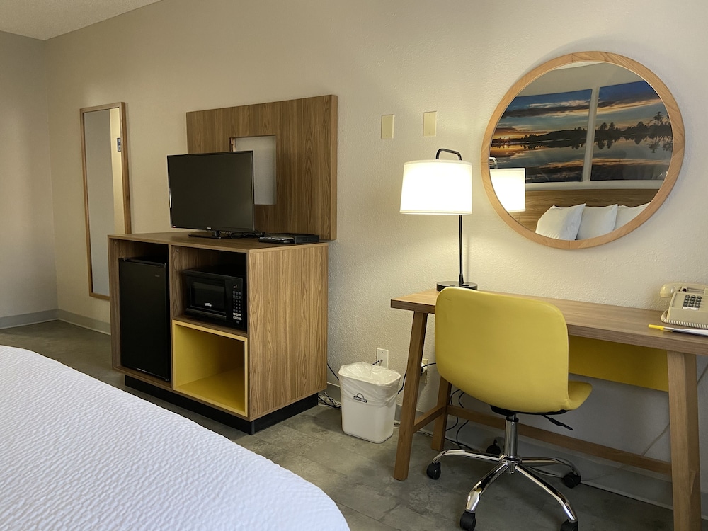 Room, 1 King Bed, Non Smoking - Photo 6