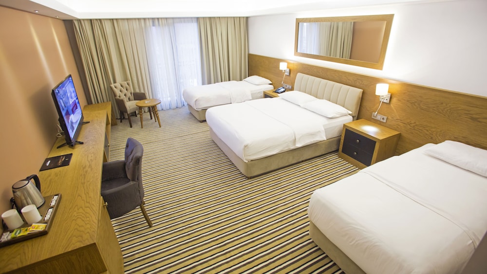Standard Quadruple Room, Partial Sea View