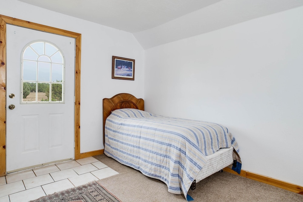 Room, Multiple Beds, Mountain View photo 1