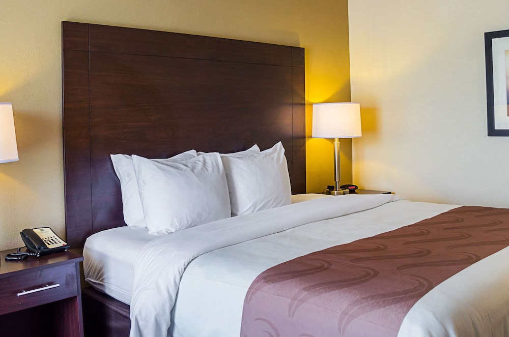 Standard Room, 1 King Bed, Smoking - Photo 1
