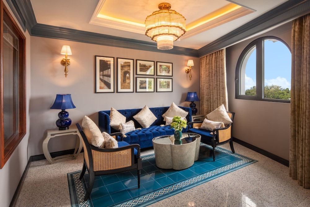 Executive Suite - Photo 3