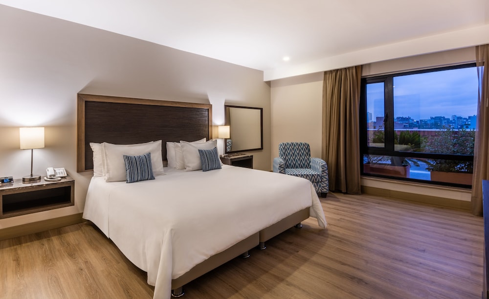 Suite - Photo 1