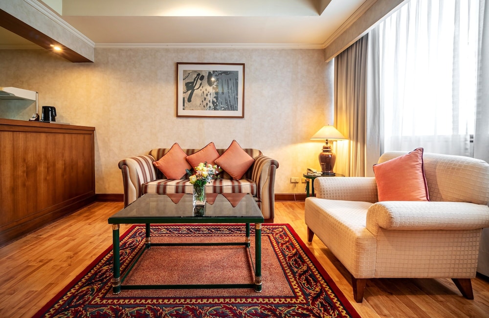 One Bedroom Suite King thumbnail 6
