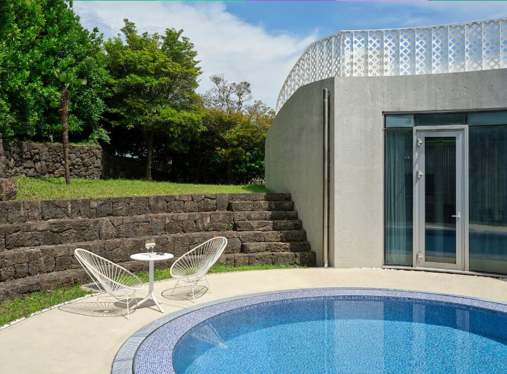[3 Generation PKG] Dominique Perrault Villa 4 rooms +Breakfast for 8 +MAX BAR +1 Bedding