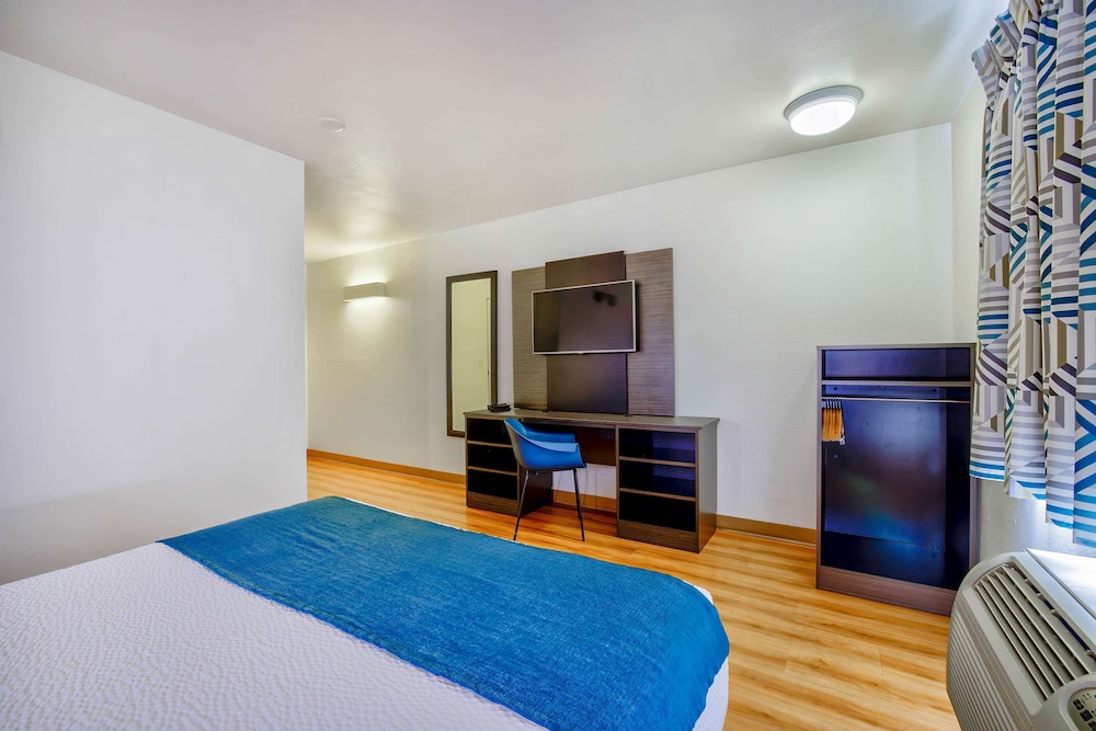 Standard Suite, 1 Queen Bed, Non Smoking photo 2