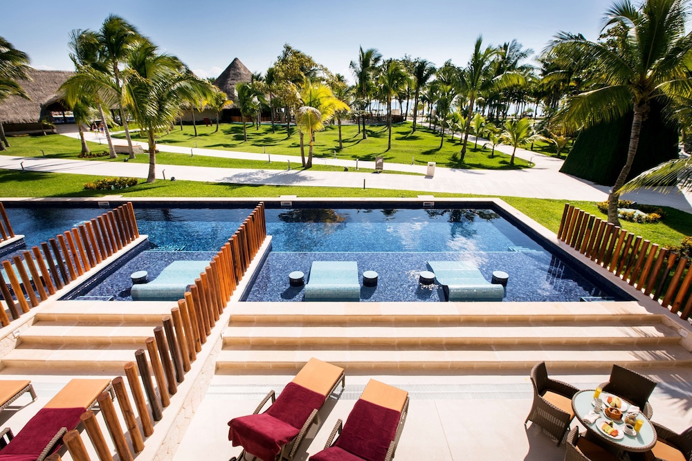 Suite (Swim Up Premium Level) photo 2