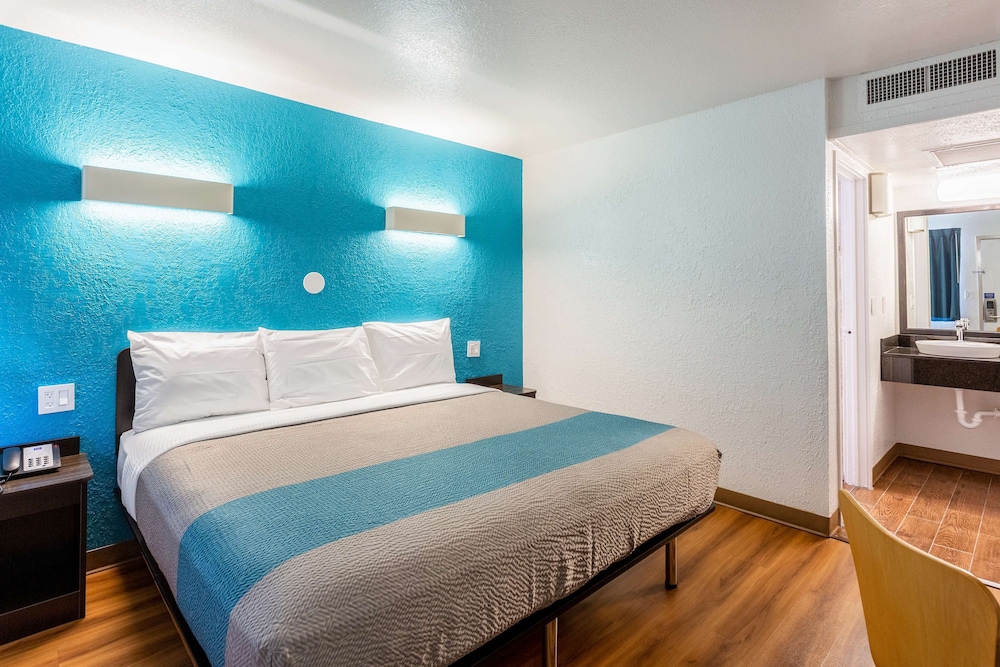 Deluxe Room, 1 King Bed, Non Smoking, Refrigerator & Microwave photo 3