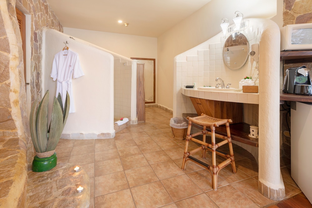 Honeymoon Suite with Ocean View - Photo 4