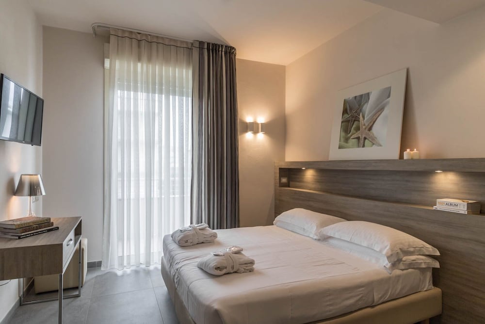 Deluxe Double Room, Terrace, Pool View photo 1
