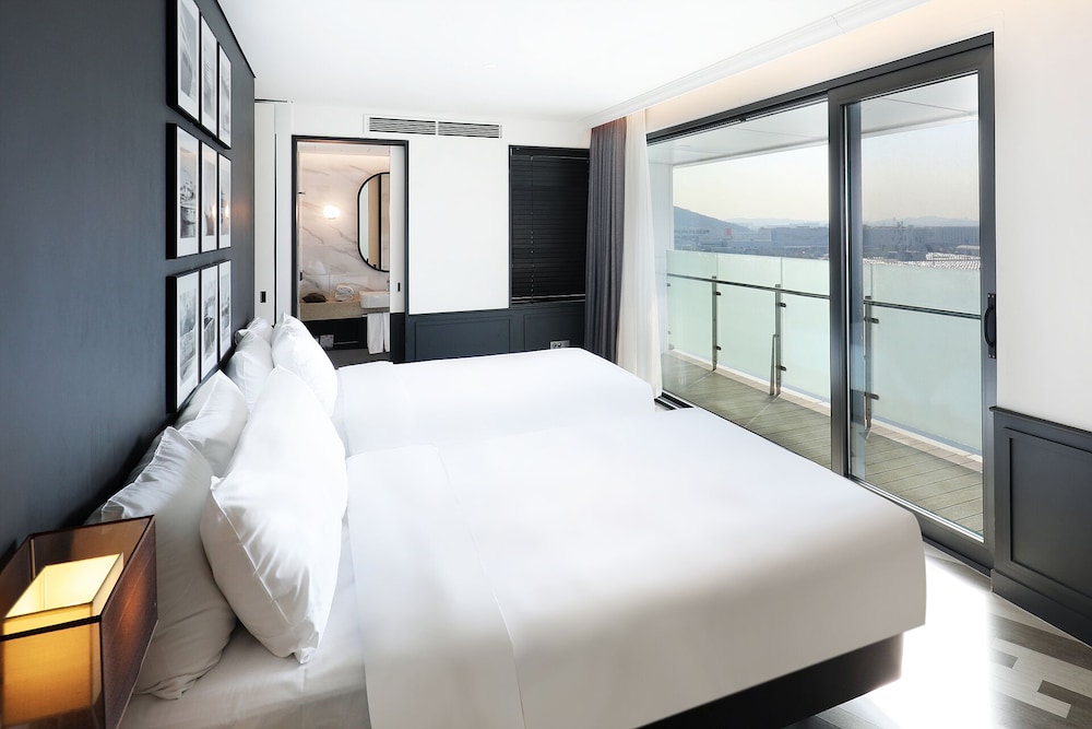 Junior Suite Quadruple (Complimentary Pool Access for 4) - Photo 9