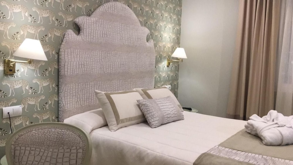 Standard Double Room - Photo 18
