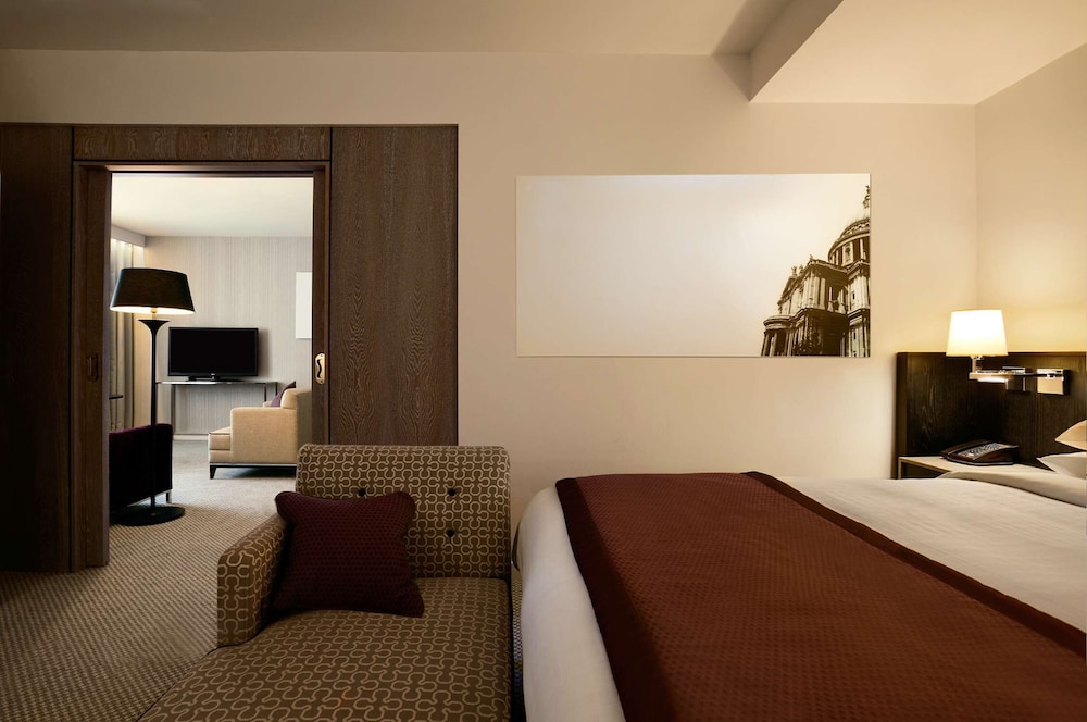 Executive Suite, 1 King Bed with Sofa bed, Club Lounge Access thumbnail 5