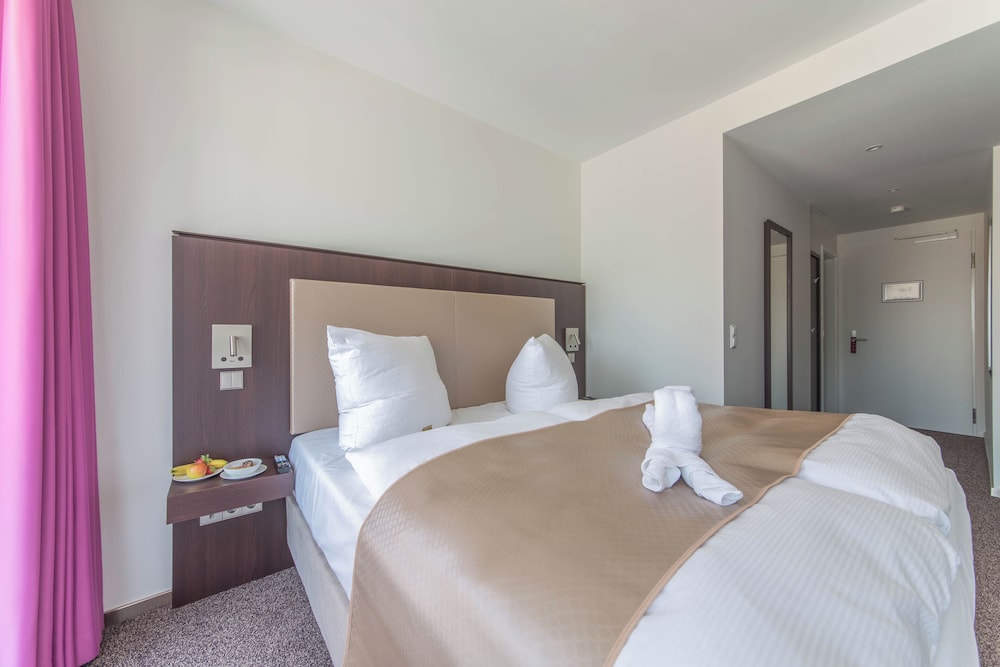 Standard Double Room, Partial Lake View photo 1