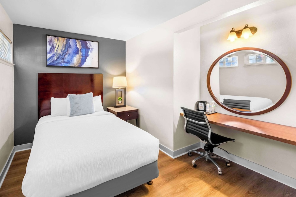 Room, 1 Queen Bed, Non Smoking (Efficiency) photo 1