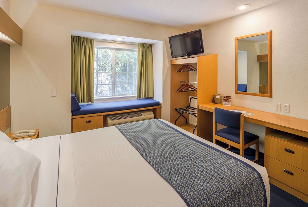Standard Room, 1 Queen Bed, Accessible - Photo 1