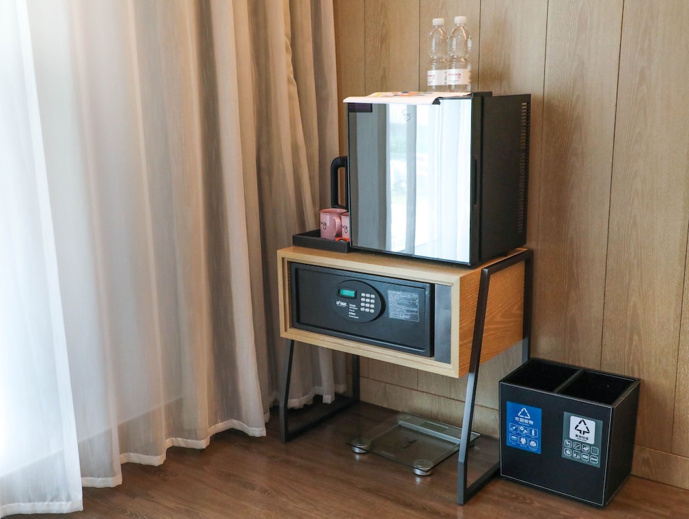 Standard Room, 2 Twin Beds, City View - Photo 6