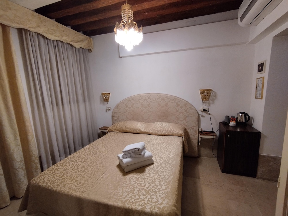 Basic Room, 1 Large Twin Bed, Ensuite, Ground Floor photo 2