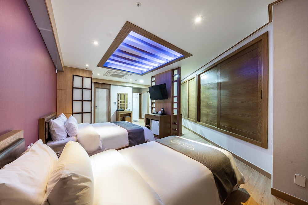 Deluxe Twin Room (Styler + Air Purifier) photo 1