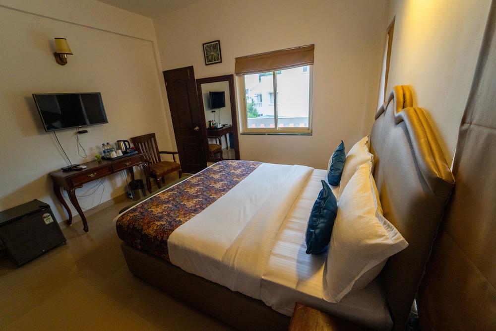 Deluxe Room, 1 King Bed, Balcony photo 2