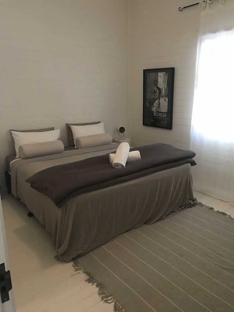 Queen Room, Shared Bathroom, 3 Night Min. Stay