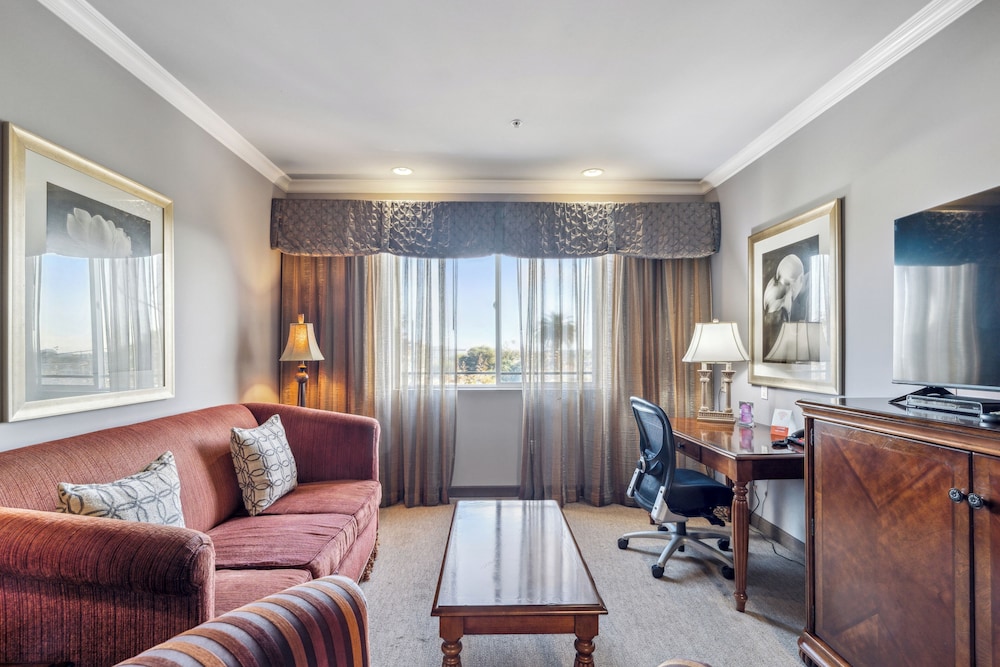 King Suite with Living Room - Photo 1