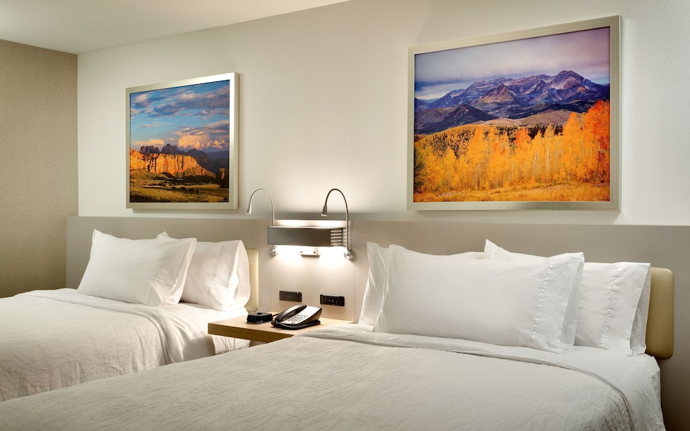 Room, 2 Queen Beds, Mountain View photo 1