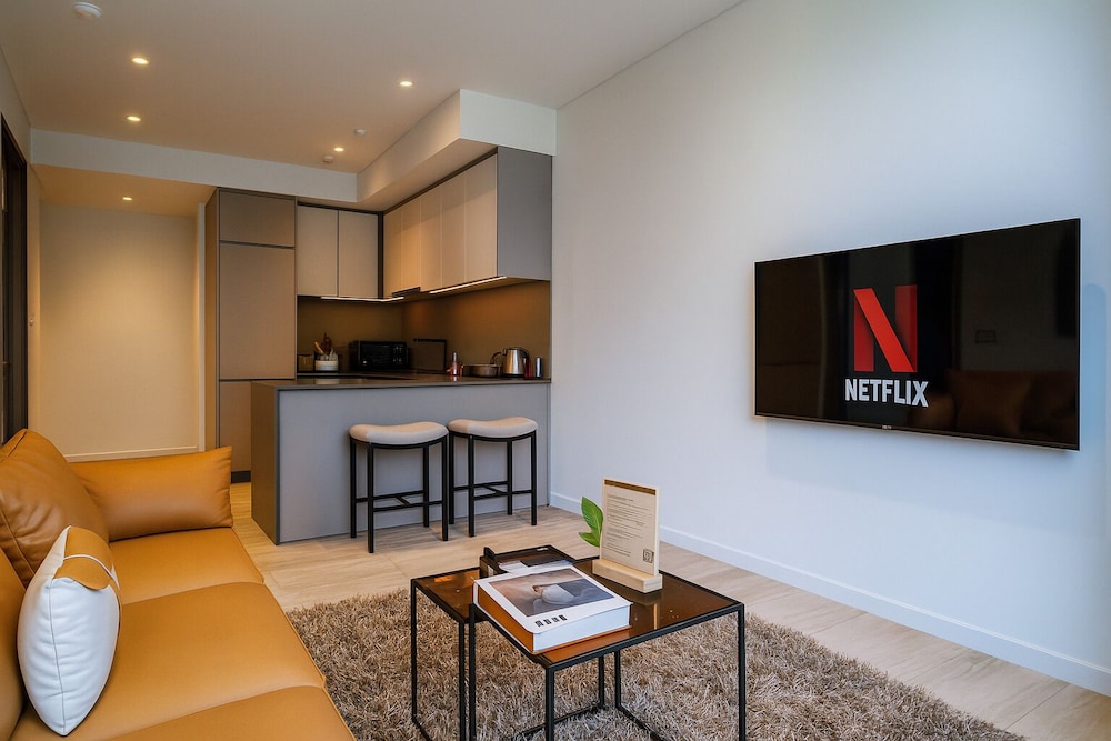Royal Apartment, 1 Bedroom, Balcony, City View photo 3