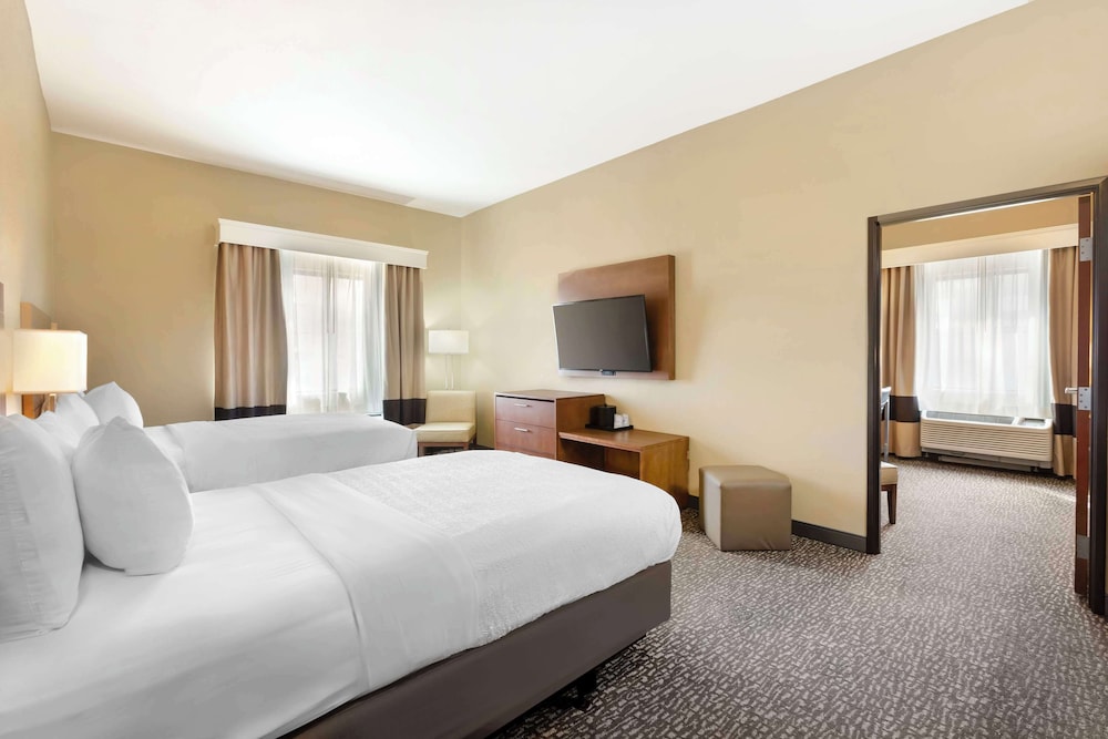 Suite, Multiple Beds, Accessible, Refrigerator & Microwave - Photo 2