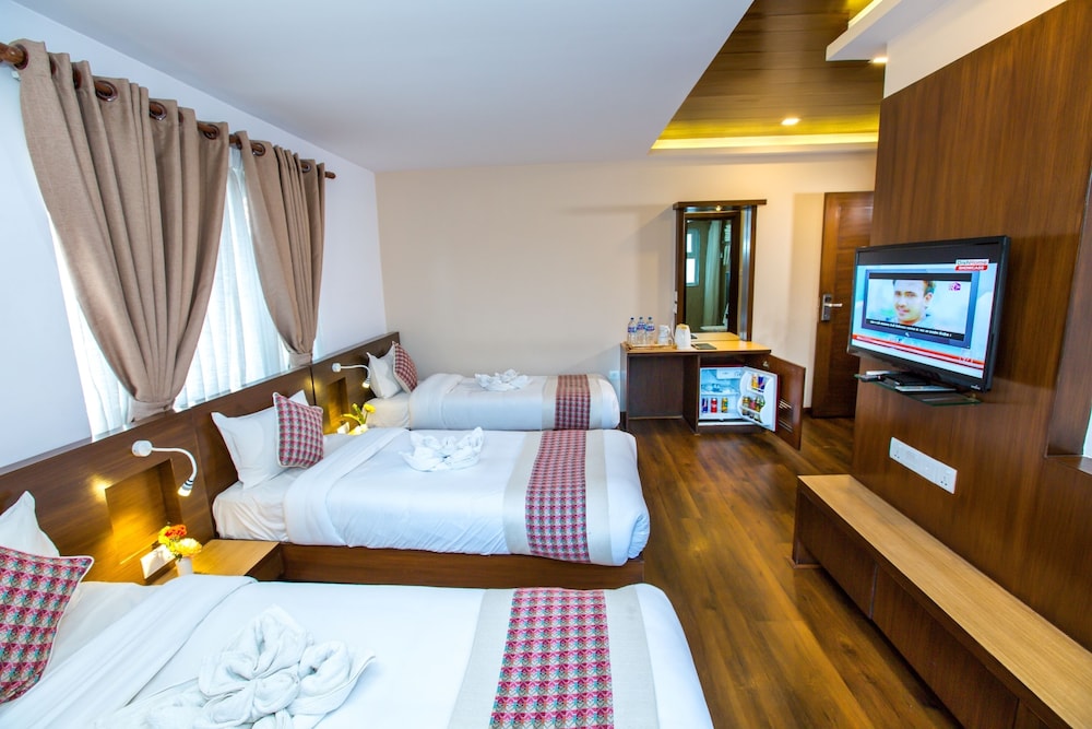 Deluxe Triple Room, Balcony, City View photo 3