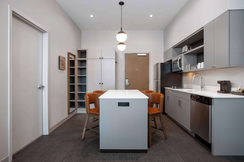 Suite, 1 Bedroom, Accessible (Hearing, Washer & Dryer) - Photo 1