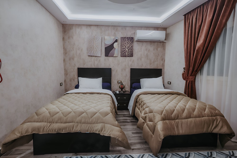 Twin Room Ensuite Pyramids View photo 1