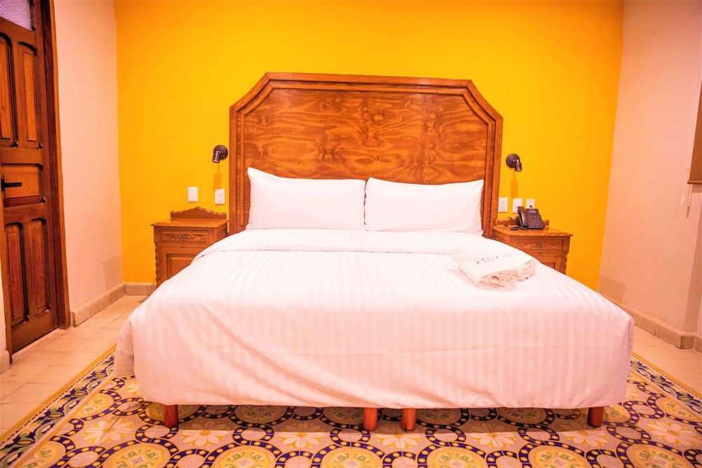 Standard Room, 1 King Bed thumbnail 5