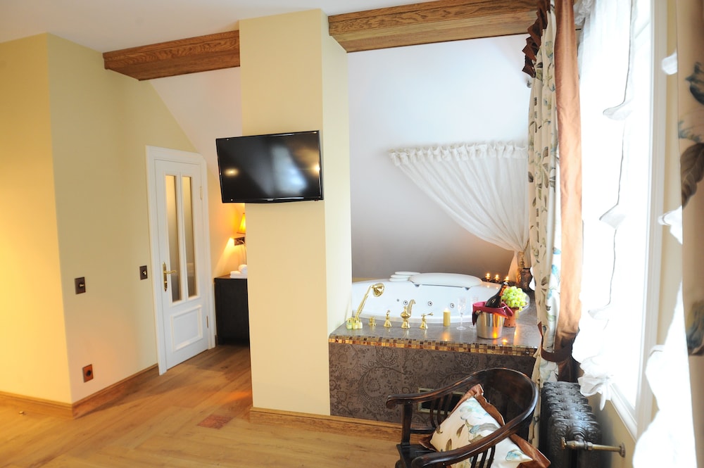 Luxury Suite, Jetted Tub, City View photo 3