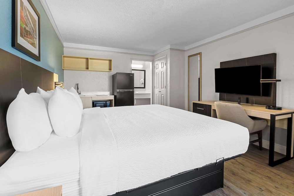 Standard Room, 1 King Bed, Non Smoking - Photo 6