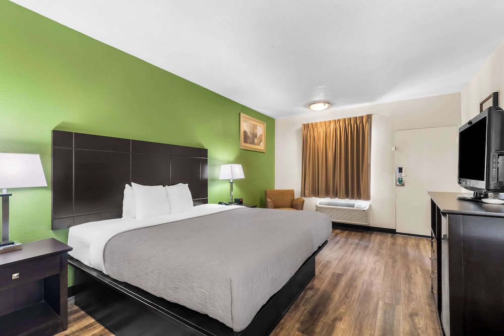Standard Room, 1 King Bed, Non Smoking photo 2