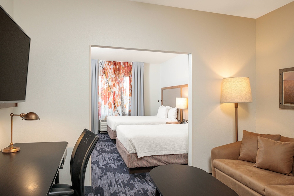 Suite, Multiple Beds (Mobility/Hearing Accessible, Tub) - Photo 2