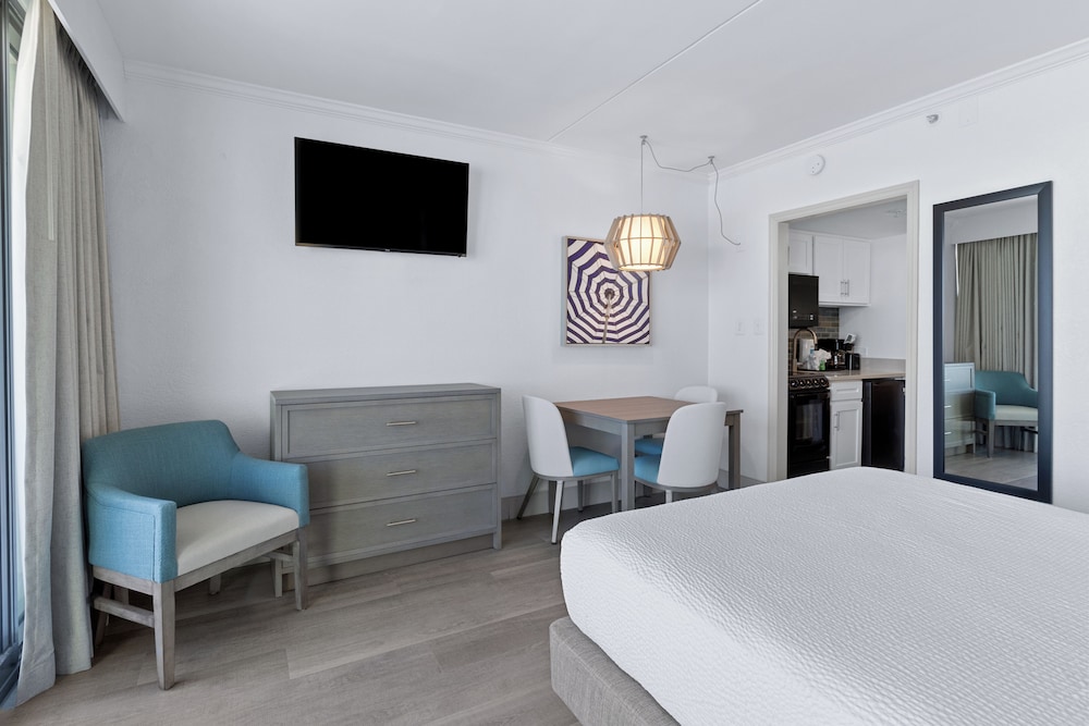 Schooner Oceanfront Deluxe Mini Suite - Photo 4
