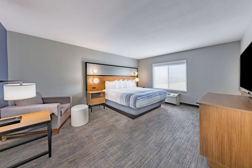 Suite, 1 King Bed, Non Smoking (1 King Bed) photo 3