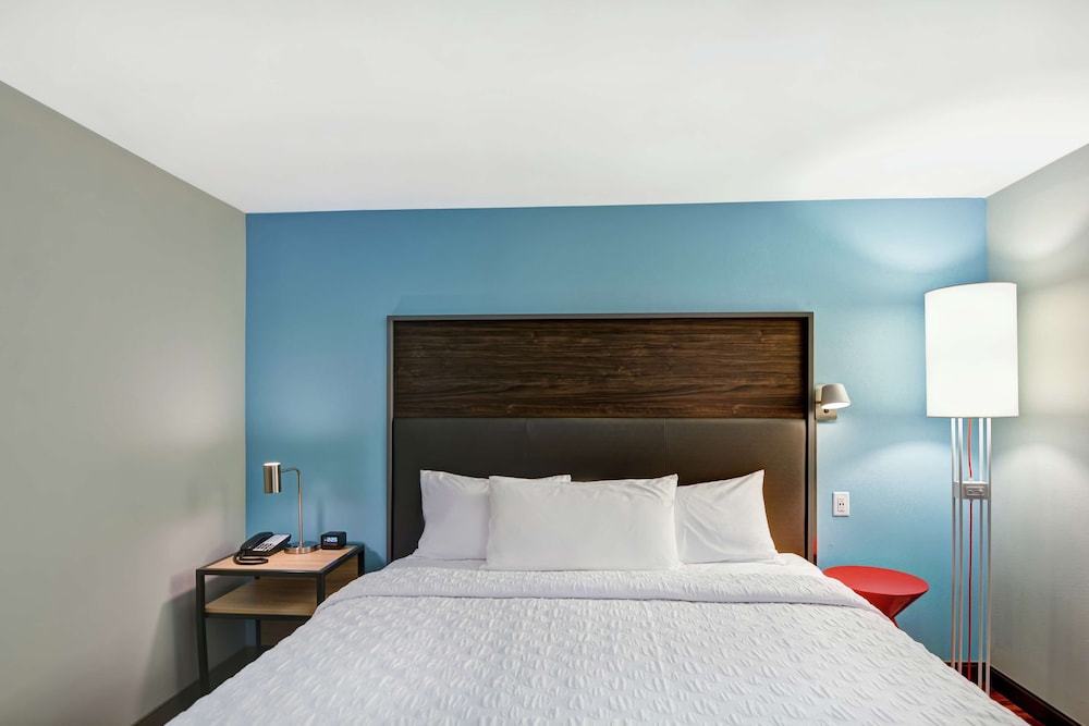 Room, 1 King Bed, Accessible (Roll-in Shower, Hearing) - Photo 4