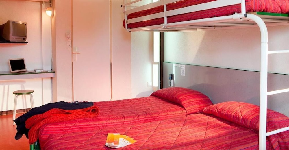 Standard Room, 3 Twin Beds photo 3